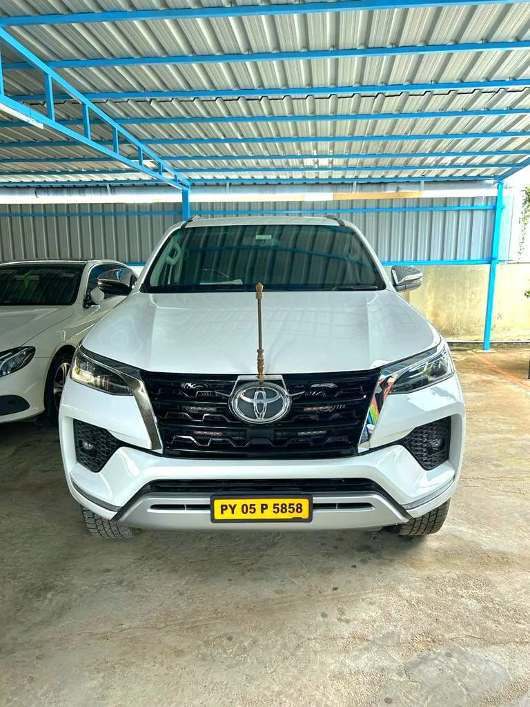 Rent a luxury 7 seater for your wedding journey