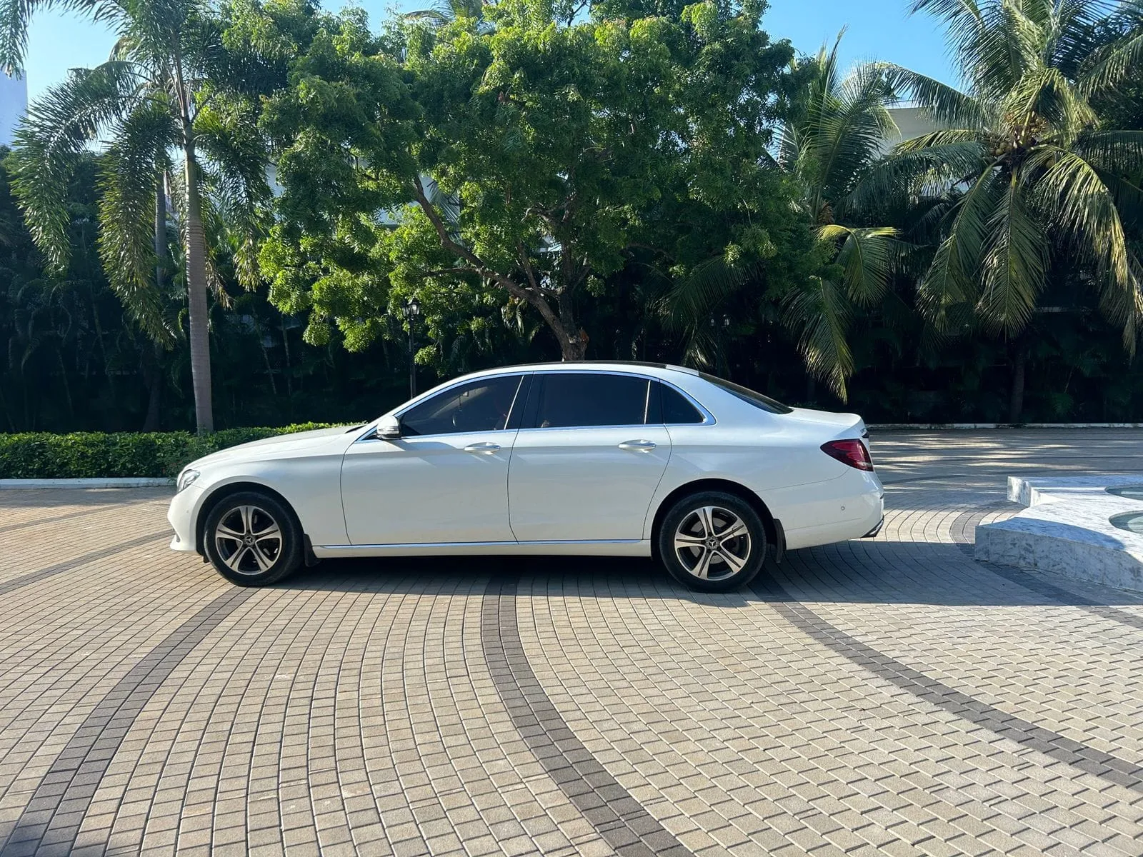 Premium wedding ride available on luxury car rent