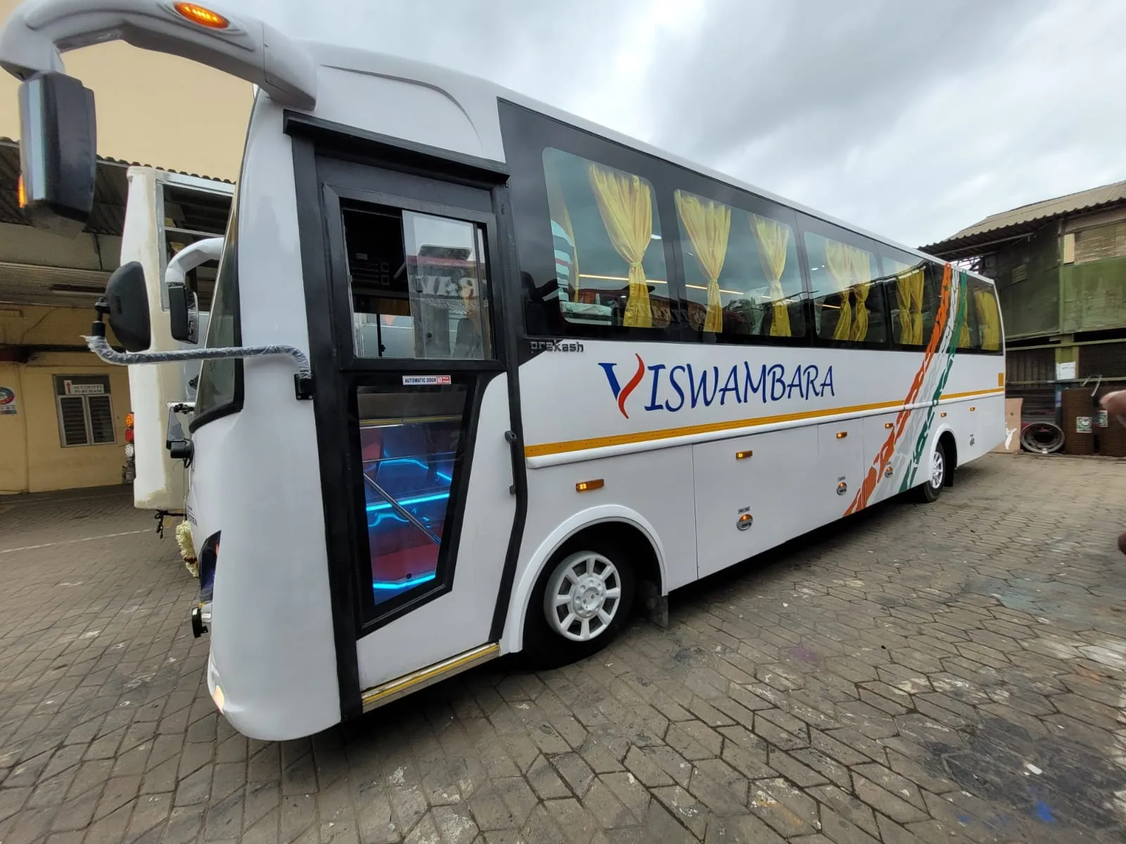 35 Seater with plush space and display